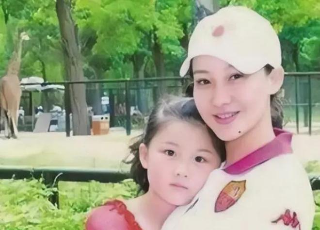 孙楠闪婚9年终散场演员梦又被继母打碎米乐m6买宝瑶 ： 女大十八变父亲(图3)